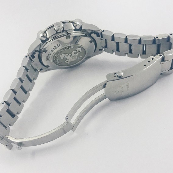 Omega Speedmaster en negro y rojo.