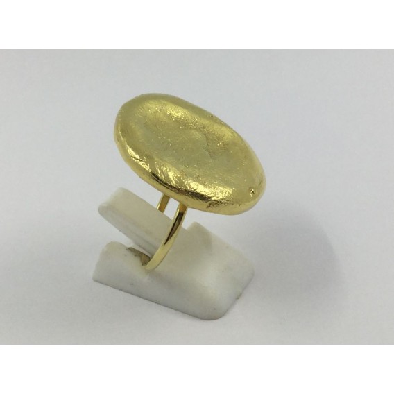 Anillo de oro con disco de oro sin pulir