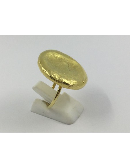 Anillo de oro con disco de oro sin pulir