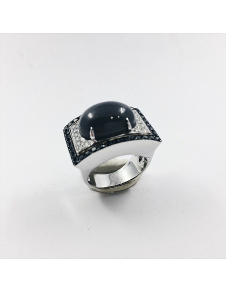 Anillo en oro blanco con diamantes blancos y negros y piedra natural gris
