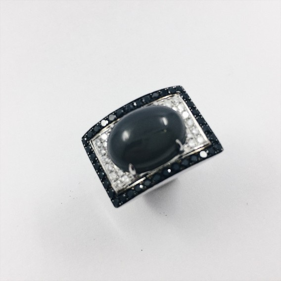 Anillo en oro blanco con diamantes blancos y negros y piedra natural gris