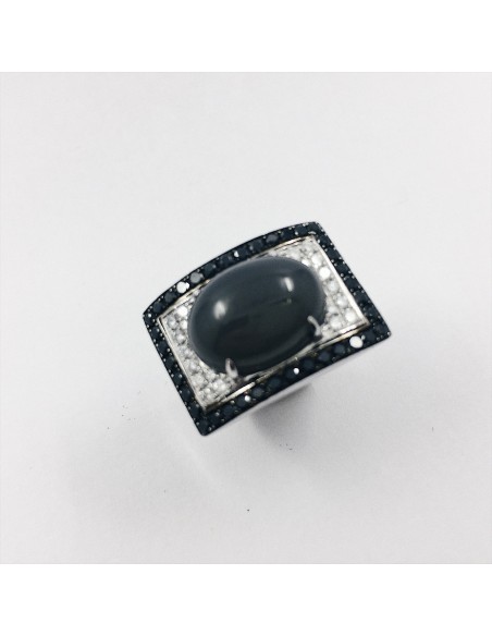 Anillo en oro blanco con diamantes blancos y negros y piedra natural gris