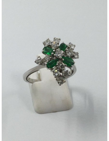 Anillo en oro blanco, brillantes y esmeraldas