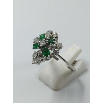 Anillo en oro blanco, brillantes y esmeraldas 2