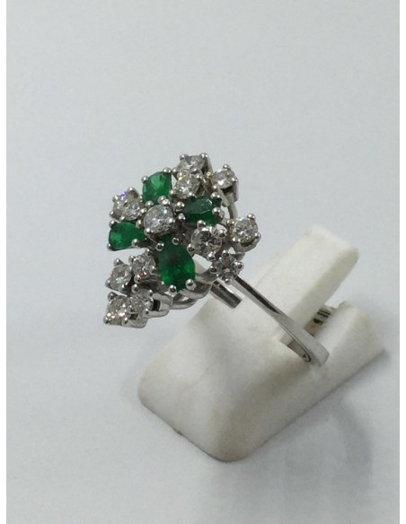 Anillo en oro blanco, brillantes y esmeraldas