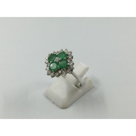 Anillo de oro blanco, brillantes y esmeraldas