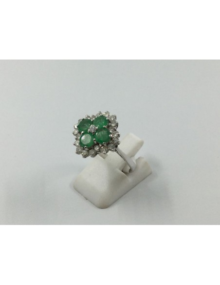 Anillo de oro blanco, brillantes y esmeraldas
