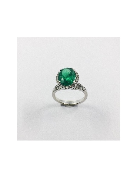 Anillo de oro blanco con brillantes y esmeralda central
