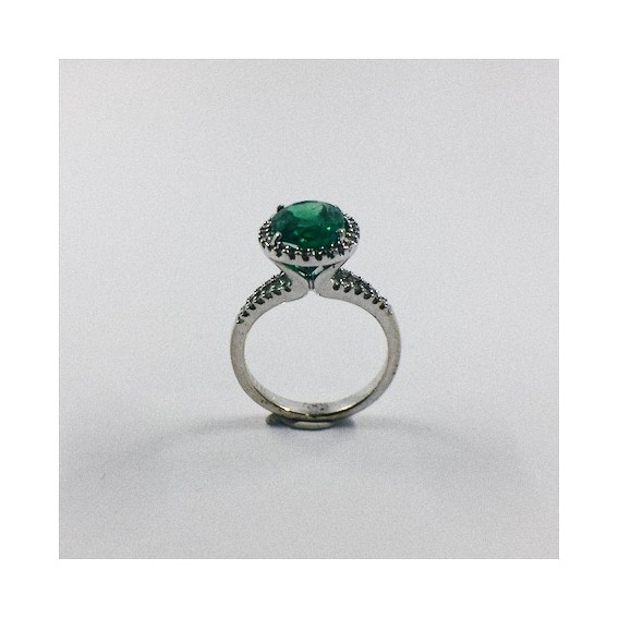 Anillo de oro blanco con brillantes y esmeralda central