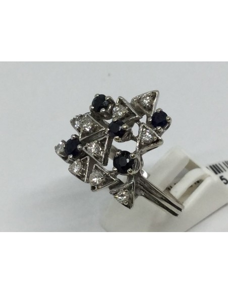 Sortija en oro blanco, zafiros y brillantes.