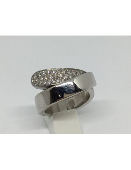 Sortija de oro blanco con pavÃ© de brillantes.