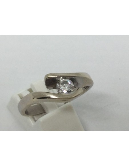Sortija solitario de oro blanco de 18k y brillante