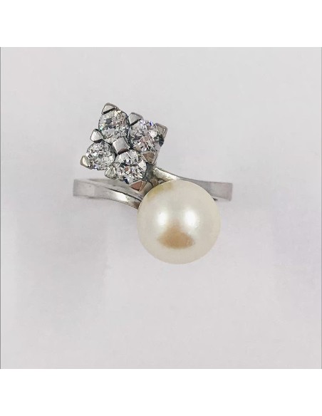 Anillo en oro blanco con perla cultivada y cuadrado de brillantes