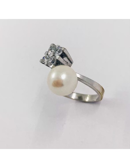 Anillo en oro blanco con perla cultivada y cuadrado de brillantes