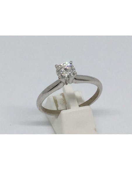 Sortija solitario en oro blanco y brillante