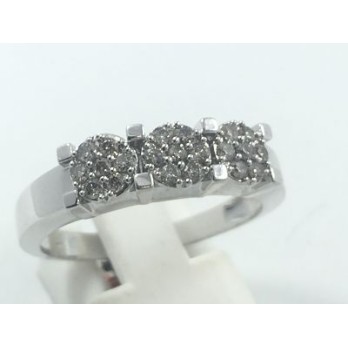 Anillo de oro blanco con trÃ­o de flores de brillantes