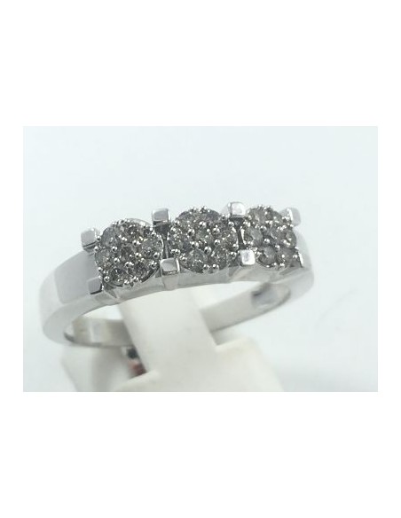Anillo de oro blanco con trÃ­o de flores de brillantes