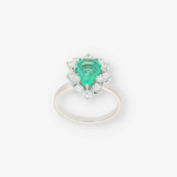 Anillo en oro blanco 18kt con brillantes y esmeralda 2