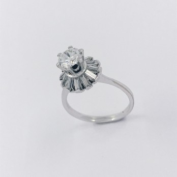 Anillo en oro blanco 18kt con brillante 2