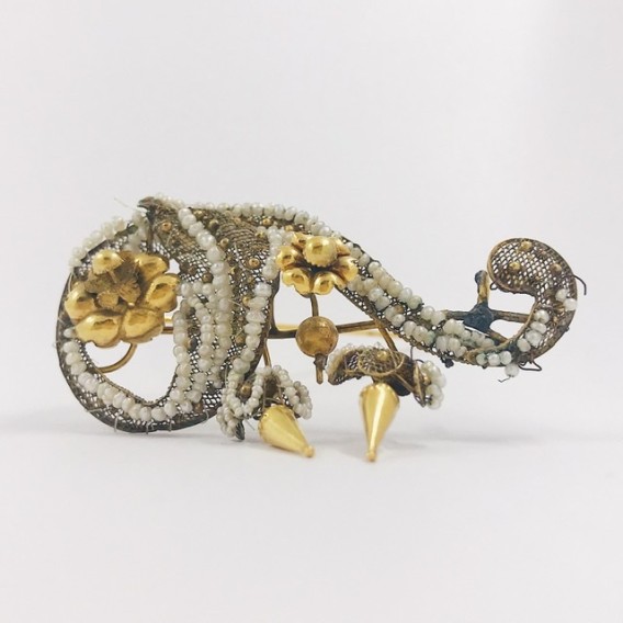 Antiguo broche de oro y perlitas