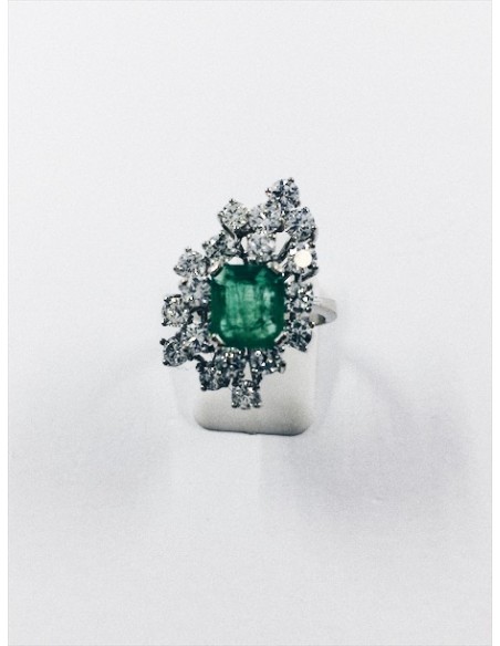 Anillo de oro blanco con brillantes y esmeraldas