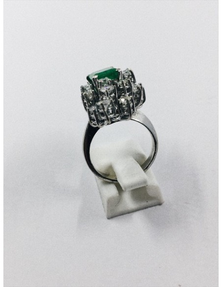 Anillo de oro blanco con brillantes y esmeraldas