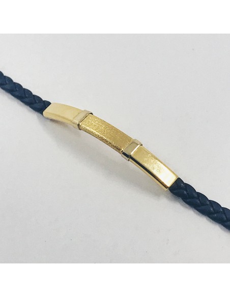 Pulsera con placa de oro y cuero trenzado.