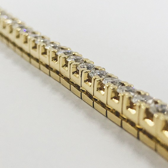 Pulsera riviÃ¨re en oro con brillantes.