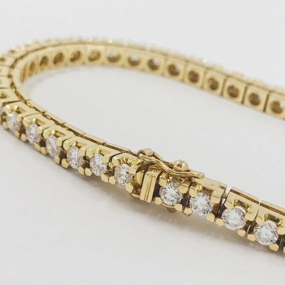 Pulsera riviÃ¨re en oro con brillantes.