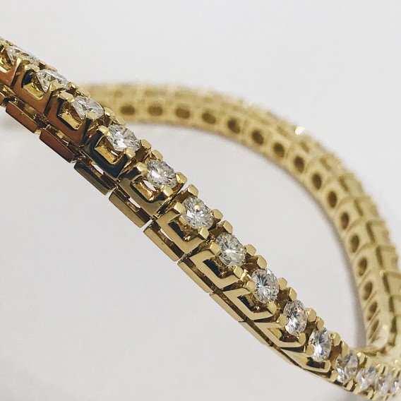Pulsera riviÃ¨re en oro con brillantes.