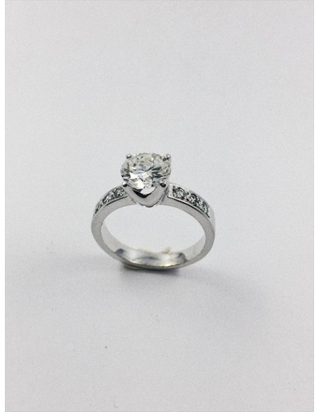 Anillo de oro blanco, brillantes y gran brillante central