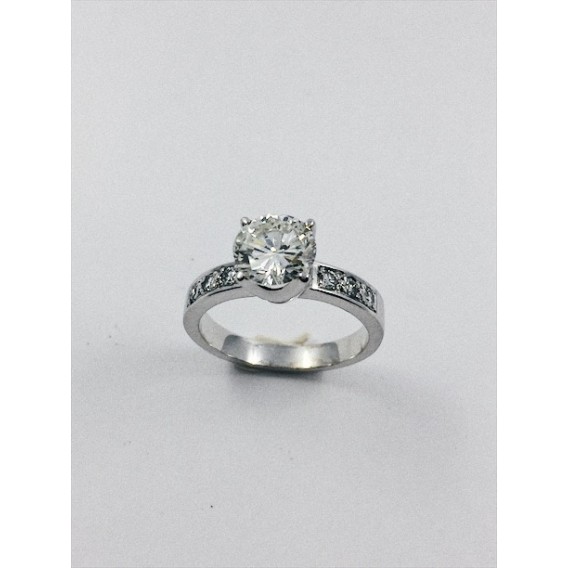 Anillo de oro blanco, brillantes y gran brillante central