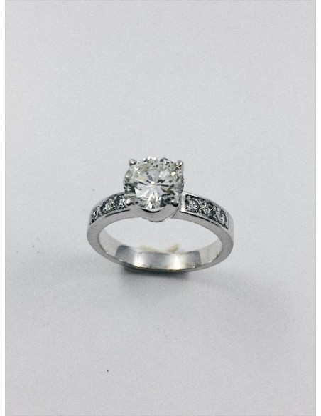 Anillo de oro blanco, brillantes y gran brillante central
