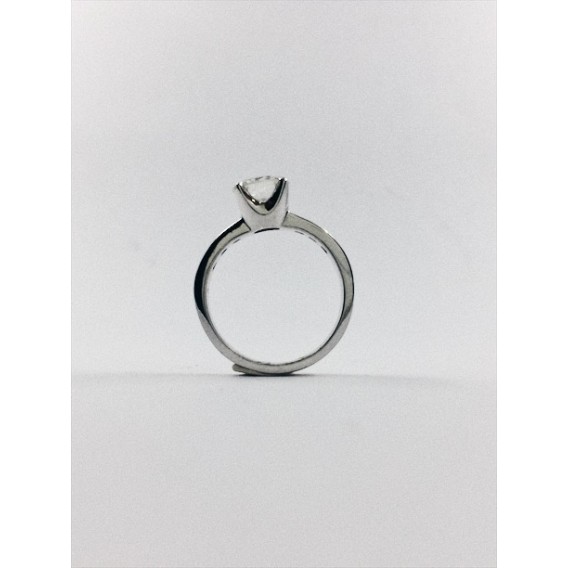 Anillo de oro blanco, brillantes y gran brillante central