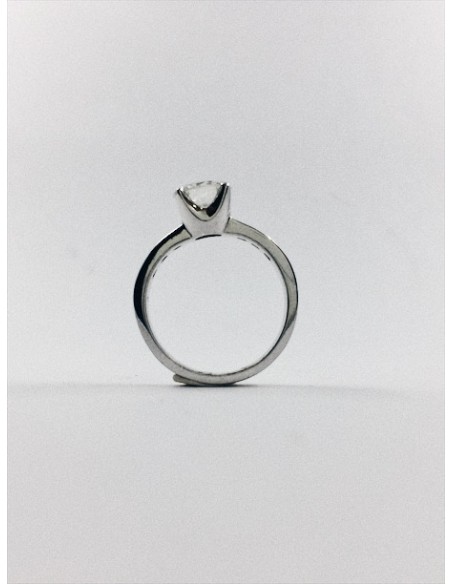 Anillo de oro blanco, brillantes y gran brillante central