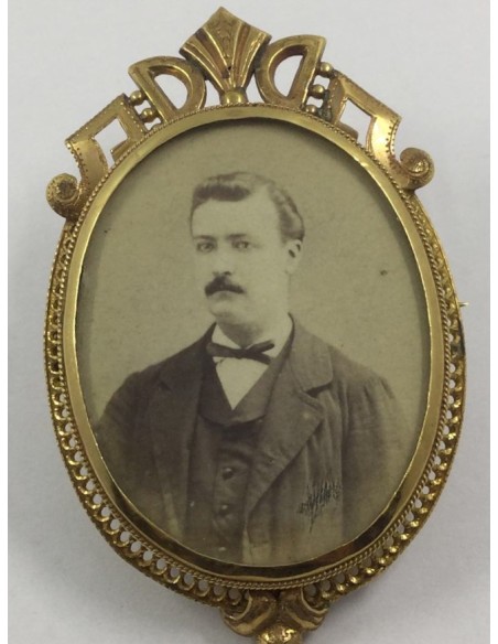 Broche porta fotos en oro