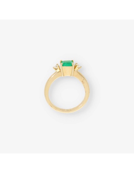 Anillo de oro 18kt con brillantes y esmeralda