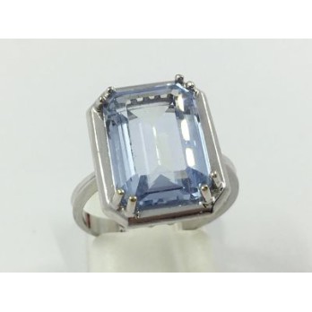 Anillo de oro blanco con piedra azul.