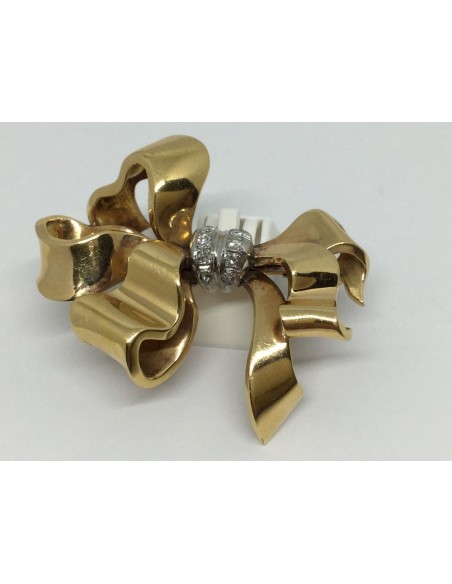 Broche en forma de lazo en oro con brillantes