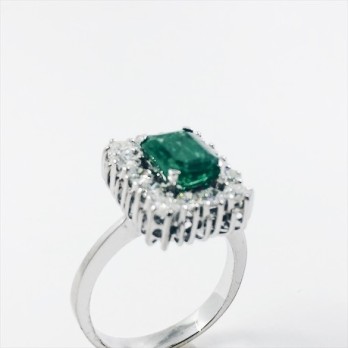 Anillo rosetÃ³n de oro blanco con brillantes y esmeralda