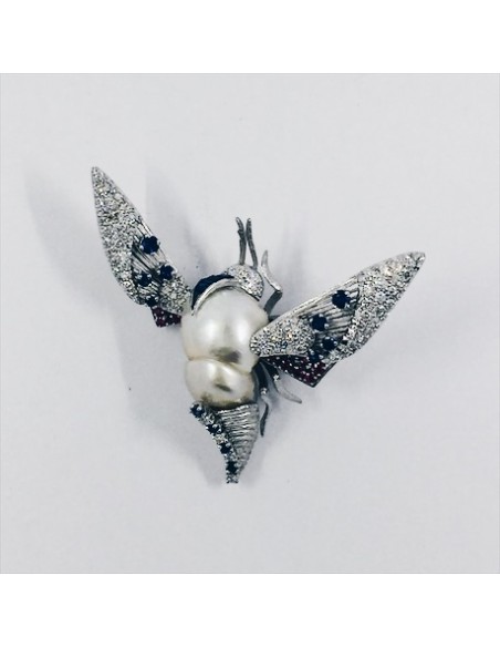 Broche en oro blanco, diamantes, zafiros y rubÃ­es