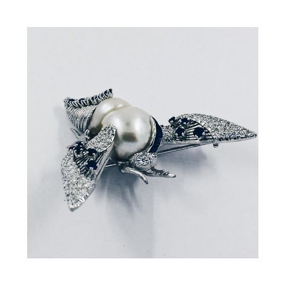 Broche en oro blanco, diamantes, zafiros y rubÃ­es