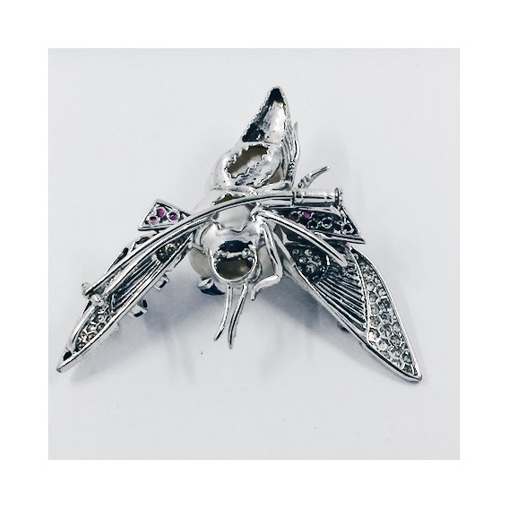 Broche en oro blanco, diamantes, zafiros y rubÃ­es