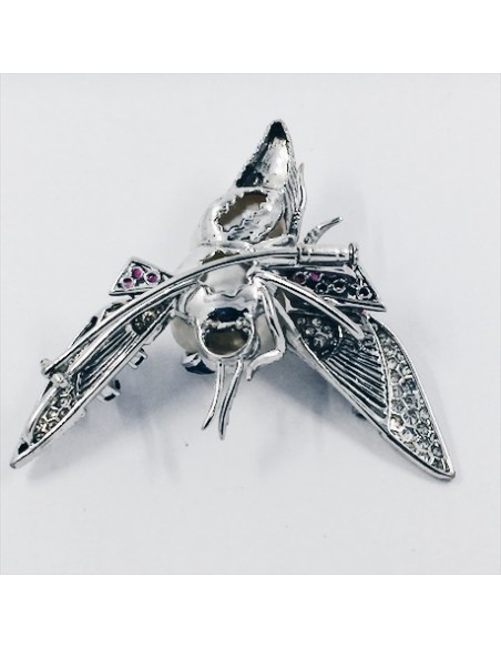 Broche en oro blanco, diamantes, zafiros y rubÃ­es