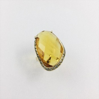 Anillo de oro con gran topacio y brillantes 2